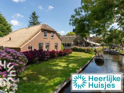 Vrijstaande 12-persoons vakantieboerderij aan de dorpsgracht in het hart van Giethoorn