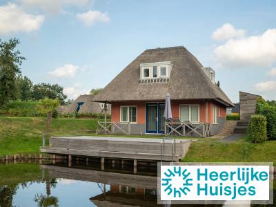 Bungalow met eigen aanlegsteiger voor 4 personen op waterrijk vakantiepark in Drenthe