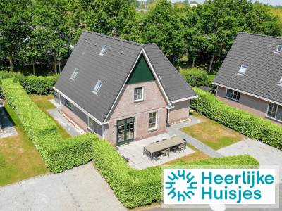 Modern 10-persoons villa met Wellnessfaciliteiten op een vakantiepark nabij het IJsselmeer