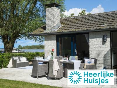 Comfortabele 6-persoons bungalow met aanlegsteiger op een park aan de Loosdrechtse Plassen