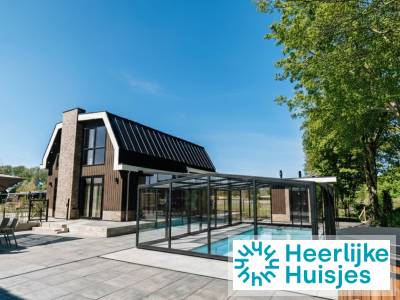 10 persoons groepsaccommodatie met overdekt privézwembad op een vakantiepark in Waarland