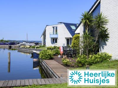 Ruim 8-persoons vakantiehuis met open haard en aanlegsteiger aan de Loosdrechtse Plassen