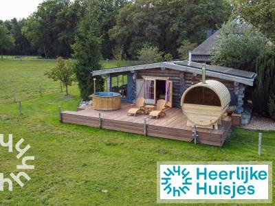 2-persoons blokhut met sauna en hottub, gelegen bij het bos tussen IJhorst en Staphorst