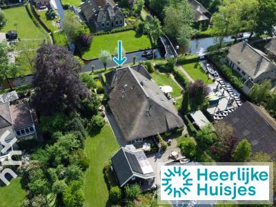 Vakantiehuis voor 4 personen aan de gracht in centrum Giethoorn met privé terras