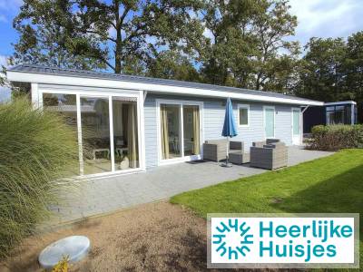 4 persoons chalet met hoekerker op vakantiepark Bad Hoophuizen direct aan het Veluwemeer.