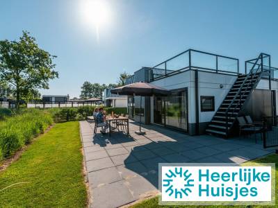 6-persoons vakantiewoning met terras en een dakterras op een vakantiepark in Breskens