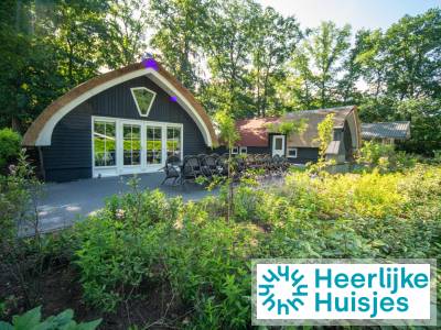 Luxe 18 persoons groepsaccommodatie in de bossen nabij Steenwijk