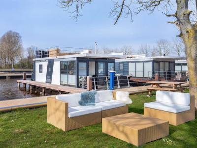 Houseboat Agua Dolce met tuin en privΓ© aanlegsteiger aan het Sneekermeer - Paviljoenwei 4-12 | Sneek (Offingawier)