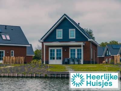 Moderne watervilla voor 8 personen met royale tuin op Vakantiepark IJsselmeer