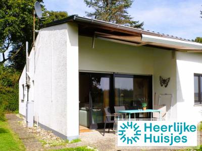 4 persoons huisje op zonnige berghelling met uitzicht op het dal bij Husen, in de natuur