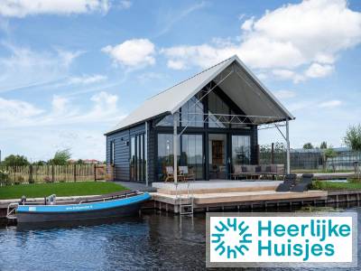 Vrijstaande 4-6 persoons vakantievilla aan het water in Roelofarendsveen