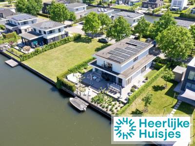 Villa aan het water voor 10 personen met een buitenspa en sauna vlakbij Harderwijk