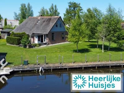 Prachtig gelegen 6 persoons vakantiehuis aan het water met grote tuin in Ossenzijl