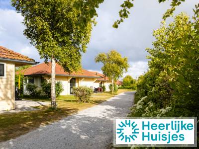 Kindvriendelijke 4-persoons villabungalow met open haard en terras