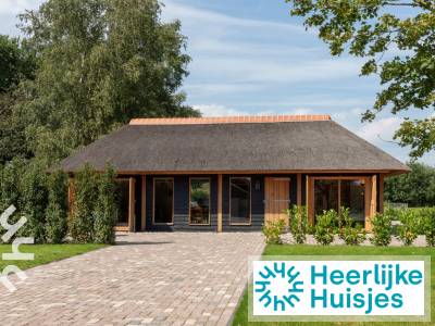 Landelijk gelegen 2 persoons vakantiehuis met groot terras en hottub in Sint-Jansklooster