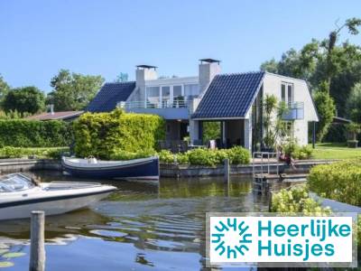 Ruim 10 tot 12-persoons groepsaccommodatie met open haard aan de Loosdrechtse Plassen