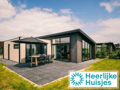Modern 6 persoons vakantiehuis met airco en sfeerhaard op een park in Goeree-Overflakkee
