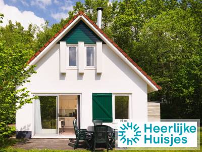 Luxe bungalow voor 6 personen met houtkachel en terras op autovrij park in Hoogersmilde