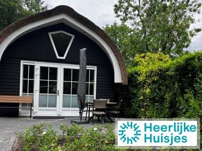 Heerlijk rietgedekte cottage voor 4 personen, gelegen aan de bosrand op een vakantiepark