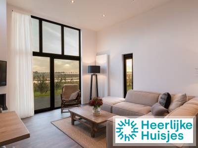 Modern 4 persoons vakantiehuis met airco en sfeerhaard op een park in Goeree-Overflakkee