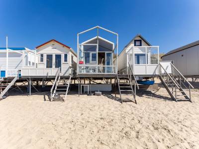 Slaapstrandhuisje Γ³p het strand van Dishoek met zeezicht en terras en plek voor vijf personen I 37