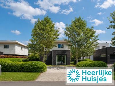 Luxe woning voor 12 personen aan het water met een buitenspa en sauna vlakbij Harderwijk