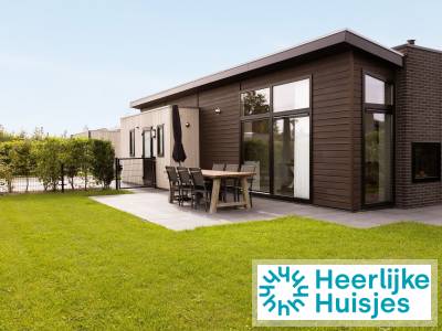 Modern 4 persoons vakantiehuis met airco en sfeerhaard op een park in Goeree-Overflakkee