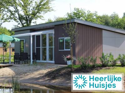 Comfortabel 4-persoons chalet aan het water op vakantiepark in Noord-Holland