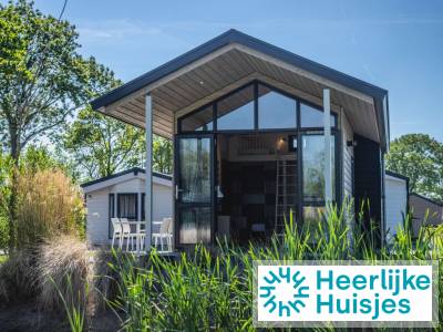 Knusse 4-persoons tiny lodge met kachel op een vakantiepark in Noord-Holland