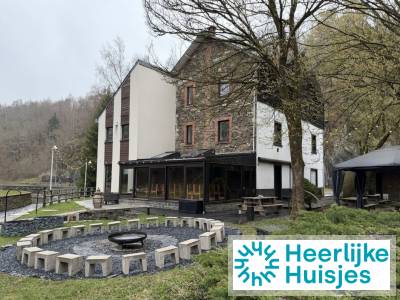 Karakteristiek 48-persoons vakantiehuis met sauna, bar en vele faciliteiten in de Ardennen