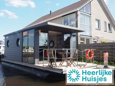 Comfortabele 2-persoons houseboat met uitzicht op de haven in Giethoorn