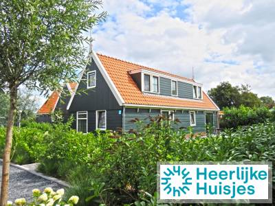 Ruime 10-persoons villa met sunshower en steiger op een vakantiepark in Noord-Holland