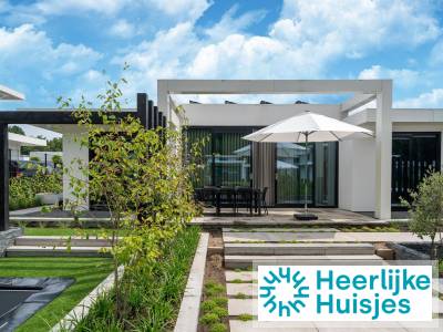 8 persoons vakantiehuis met een buitenspa en supplanken in Zeewolde