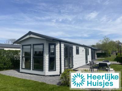Knus 4-persoons chalet met terras op groen vakantiepark in Noord Holland