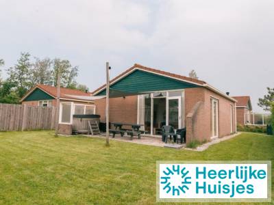 Comfortabel 6-persoons bungalow met hottub en omheinde tuin op park nabij de kust
