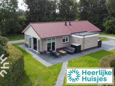 Modern 4 persoons vakantiehuis met riante tuin en terras aan de zwemvijver in Havelte