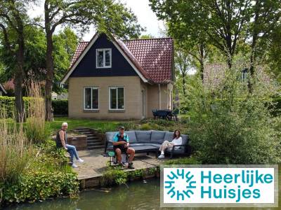 Vrijstaand 8 persoons vakantiehuis met sauna, gelegen aan het water in Westerbork