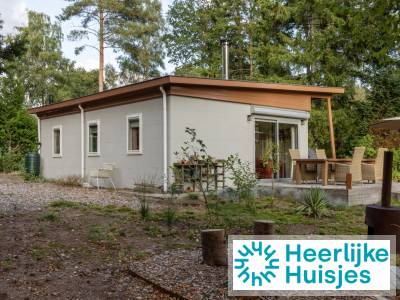 Gelijkvloers 4-persoons vakantiehuis aan het ven met beschutte tuin nabij Spier
