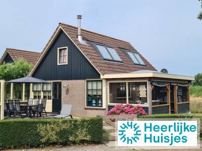 Comfortabel 10-persoons vakantiehuis met houtkachel en omheinde tuin nabij Noordzeekust
