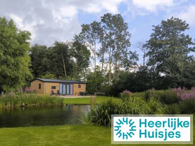 Modern 3-persoons chalet met sauna, zwemvijver en wellnessmogelijkheden in Kraggenburg