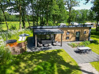 Wood Cottage + hottub