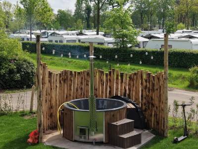 Kampeerplaats Deluxe met privé sanitair & wellness