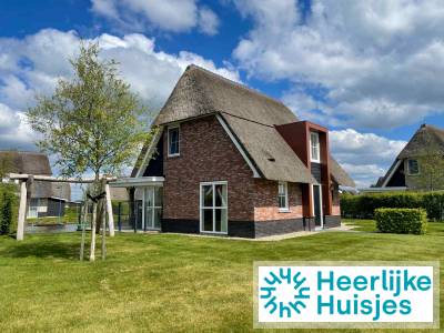 Luxe 8 persoons vakantiehuis met Finse sauna en buitenspa aan het Tjeukemeer in Friesland