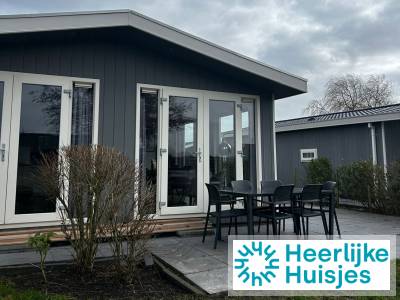 Comfortabel 6-persoons chalet met terras op groen vakantiepark in Noord-Holland