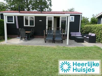 Comfortabel 4-persoons chalet met veranda op minicamping in Grijpskerke