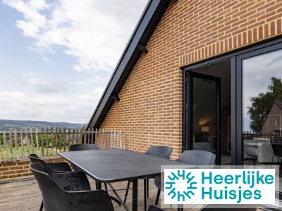 Ruim 8-persoons appartement met luxe ensuite badkamer en een dakterras in Epen