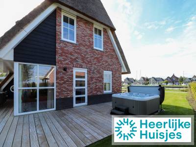 Luxe 10 persoons villa met sauna en buitenspa aan het Tjeukemeer in Friesland