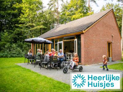 Ruime 12-persoons wellness bungalow met sauna op bosrijk vakantiepark in Drenthe