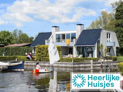 Comfortabel 8-persoons vakantiehuis met open haard op een park aan de Loosdrechtse Plassen