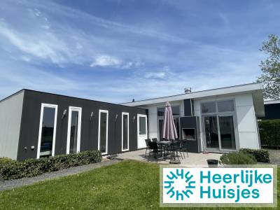 Modern 6-persoons chalet met buitenhaard op een vakantiepark in de Noord-Holland